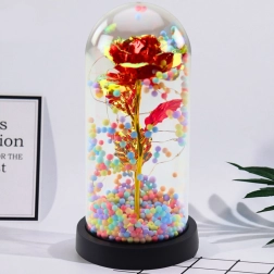 Vječna ruža u kupoli s LED osvjetljenjem i šarenim kuglicama crvena