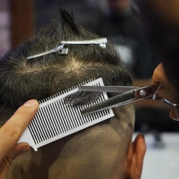 Profesionalni bijeli frizerski češalj za šišanje i posvjetljivanje s ergonomskom drškom