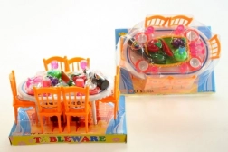 Stolić s hranom za lutke sa stolicama i posuđem