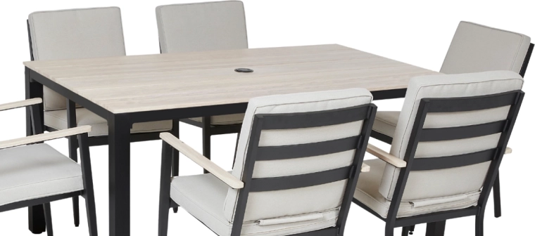 Funkcionalan stol s otvorom za suncobran