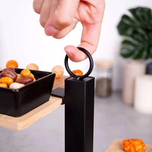 Stabilna metalna konstrukcija s praktičnom ručkom