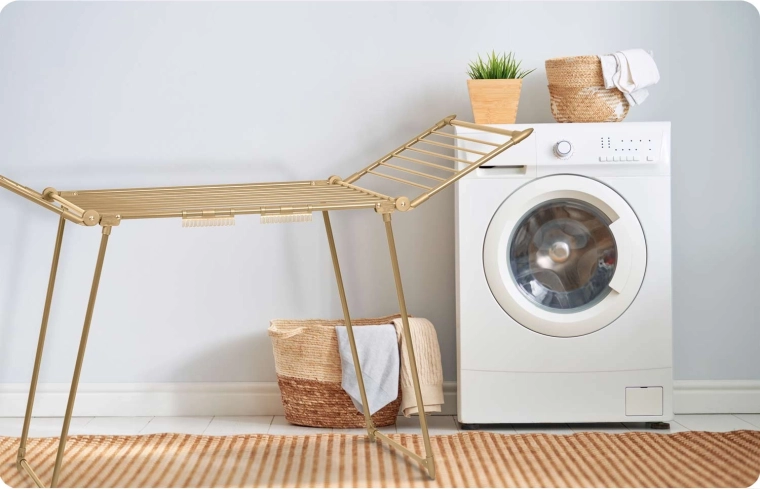 Stabilna metalna konstrukcija sa zlatnim finišem