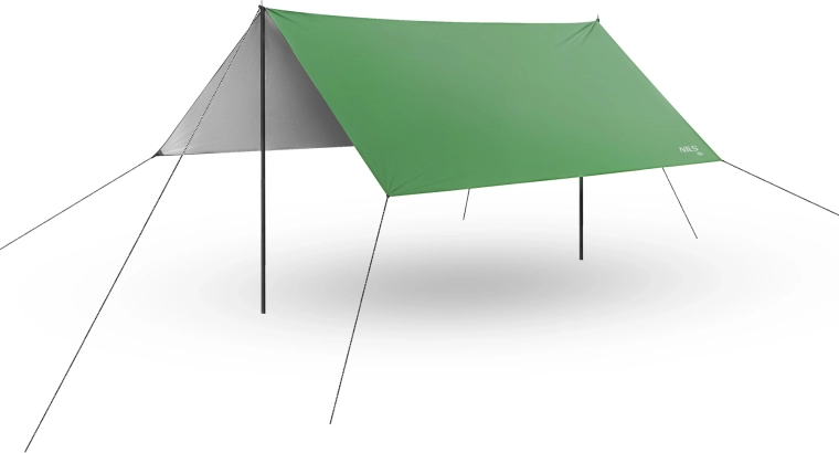 Putni tarp NILS Camp zeleni