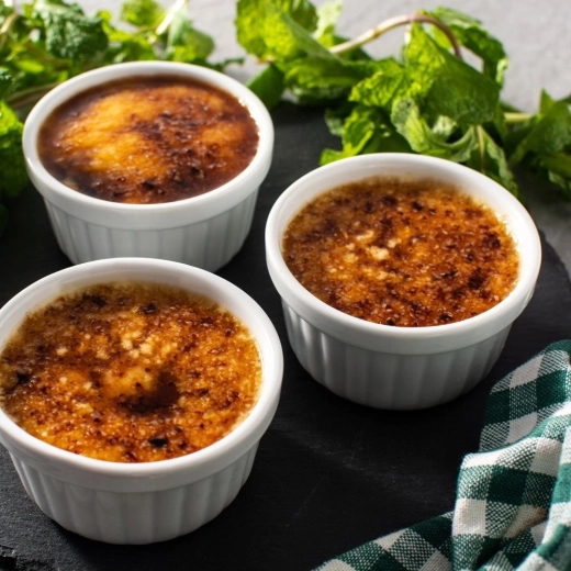 Elegantni porculan s rebrima