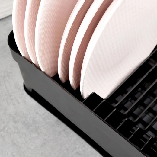 Prostor za do 11 tanjura i mjesto za šalice