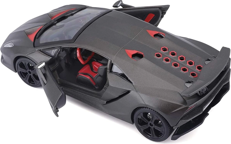 Škarasta otvarajuća vrata i detaljna unutrašnjost