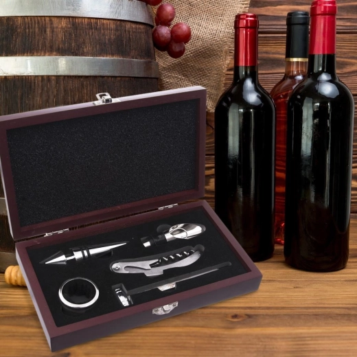 Sve za otvaranje i posluživanje u jednoj kutiji