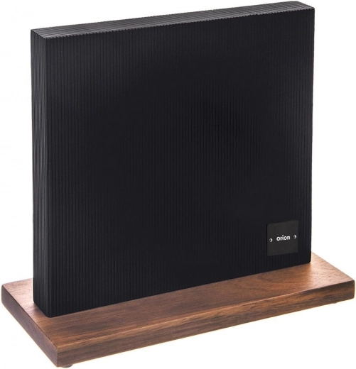 Elegantna kombinacija crne površine i bagremova drva