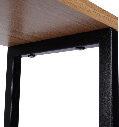 Čvrsta metalna konstrukcija i drveni dekor