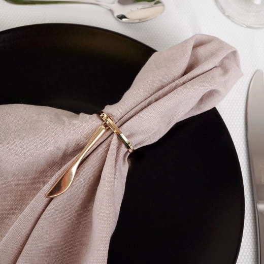 Elegantna dekoracija stola u sjajnoj zlatnoj boji