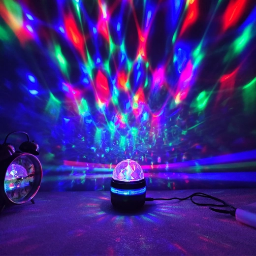 Šareni RGB efekti i 360° projekcija