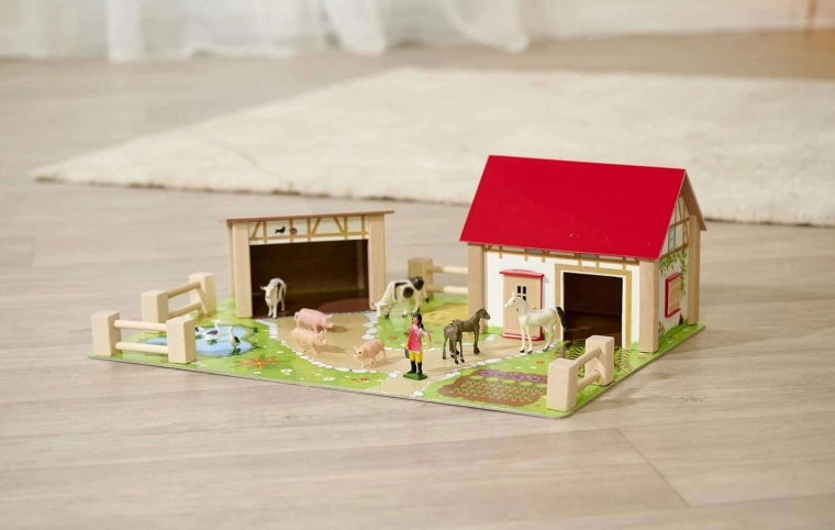 Šarena podloga sa stazama, jezercem i vrtom