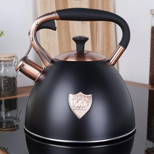 Elegantna mat crna s bakrenim detaljima