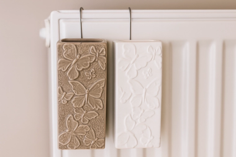 Elegantna keramika s reljefom leptira