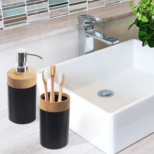 Elegantna kombinacija crne i drveta