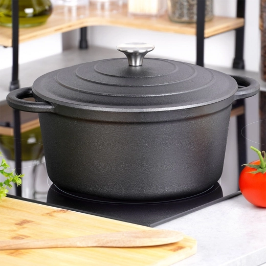 Sigurni hvatovi i precizno pristajući poklopac