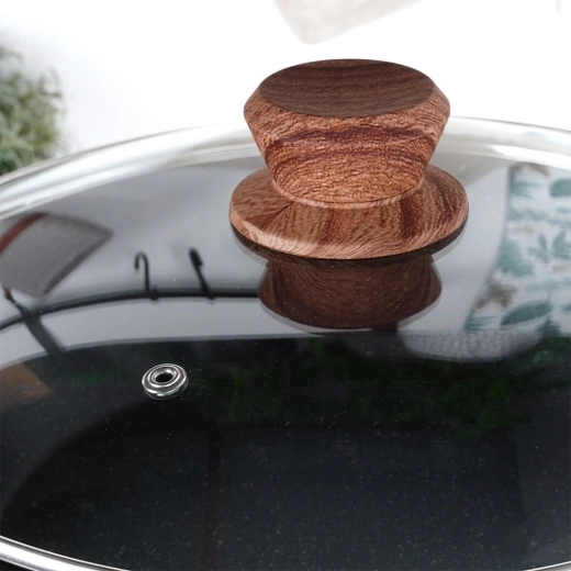 Stakleni poklopac i hladna drška u dekoru drva