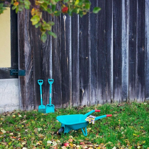 Lopata i grablje za male vrtlarice i vrtlare