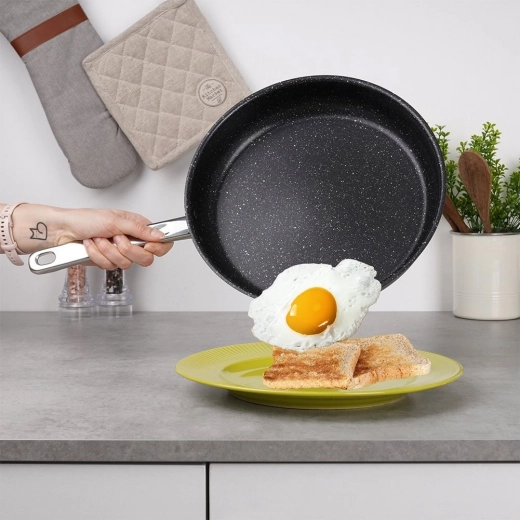 Neljepljiva granitna površina za zdravo kuhanje