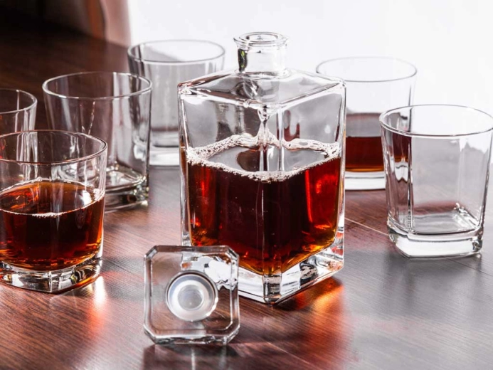 Stilizirano posluživanje za kućni bar
