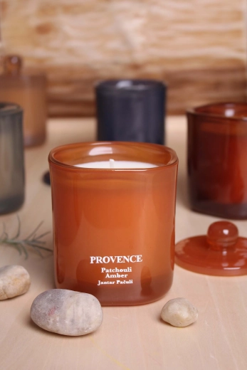 Mirisna svijeća u staklu Provence pačuli i jantar 25 sati