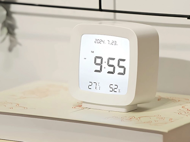 Budilica s funkcijom odgode i mjerenjem temperature i vlažnosti