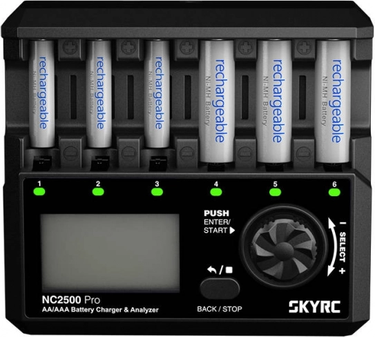 Inteligentni punjač AA/AAA SkyRC s regeneracijom i USB QC 3.0