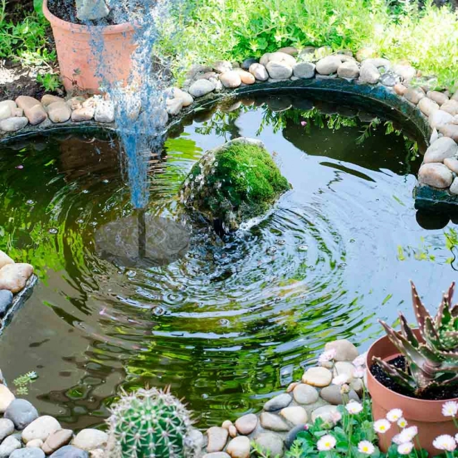Solarnu vrtni plutajući fontana