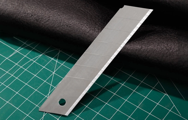 Nož 25 mm 10 ks rezna glava Deli Tools EDL-DP05 (srebrna)