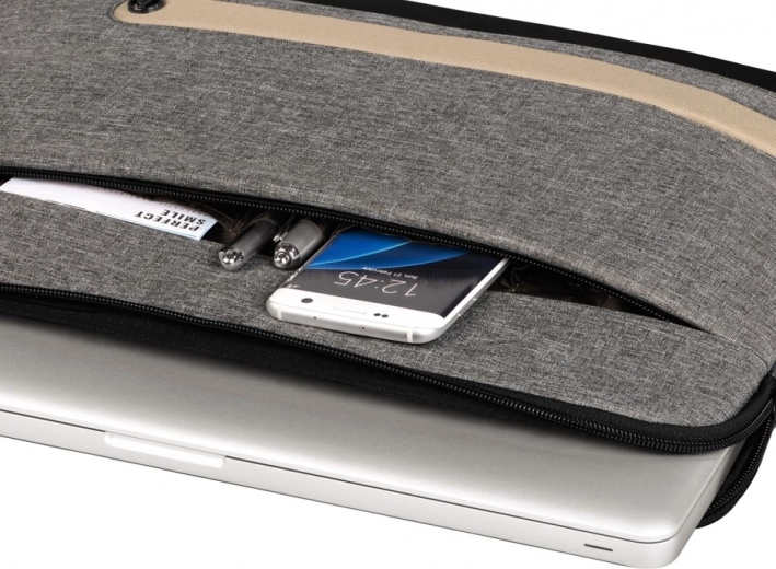 Prednji džep s organizatorom za dodatke