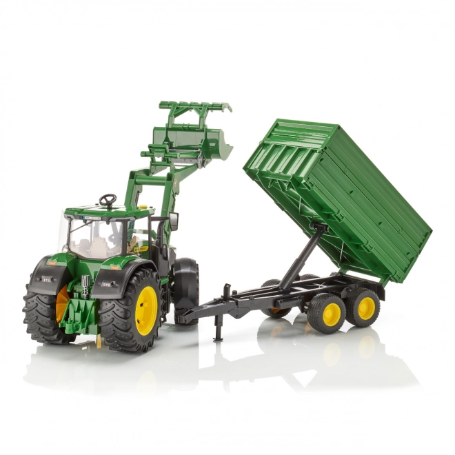 Traktor John Deere 7R s prednjim utovarivačem i prikolicom