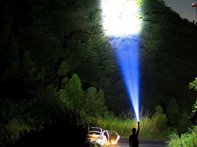 Punjivi LED reflektor za kampiranje