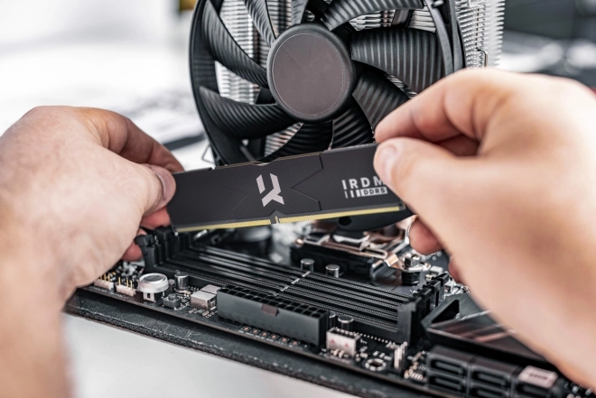 Memorija DDR5 64GB IRDM crna