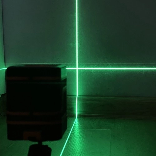 Laserska razina s zelenim križnim laserom