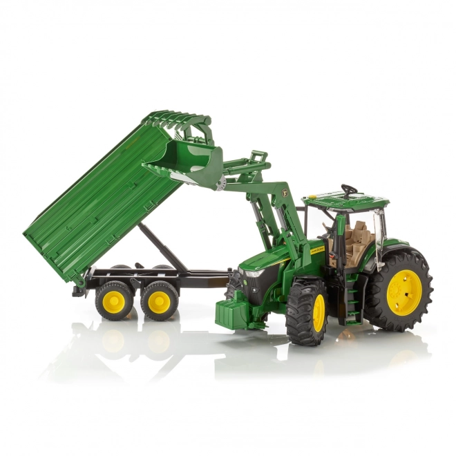 Traktor John Deere 7R s prednjim utovarivačem i prikolicom