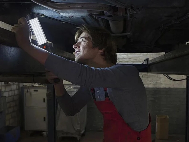 Moćna radna svjetiljka s magnetom i kukom