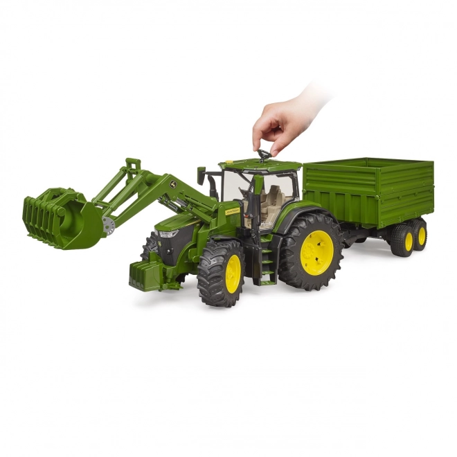 Traktor John Deere 7R s prednjim utovarivačem i prikolicom