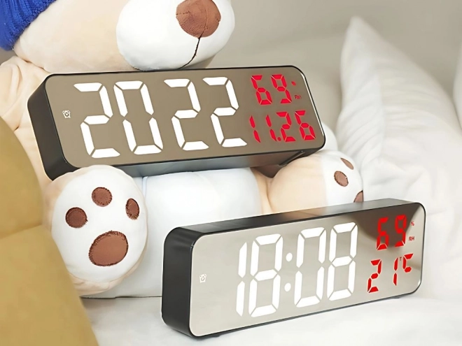 Elektronički digitalni sat s termometrom i alarmom