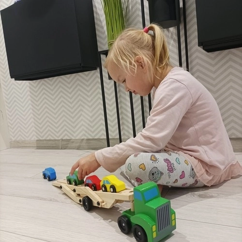 Drveni kamion s prikolicom + set automobila 22698