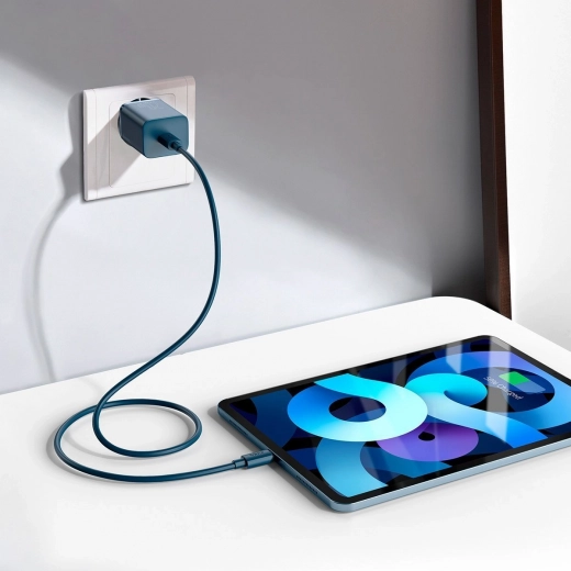 Kompaktan za putovanja + kabel u pakiranju
