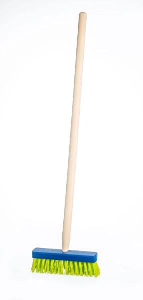 Plava metla s drvenom drškom - 80 cm