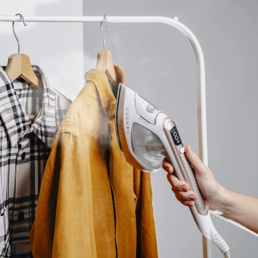 2 u 1: glačanje na dasci i vertikalno parenje