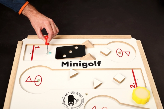 Stolni drveni minigolf