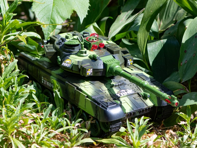 RC tenk na daljinsko upravljanje 2,4 GHz šumska kamuflaža