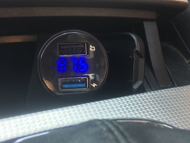 Višenamjenski FM Transmiter za auto s Bluetoothom
