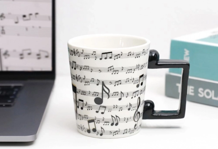 keramička šalica s glazbenim motivom