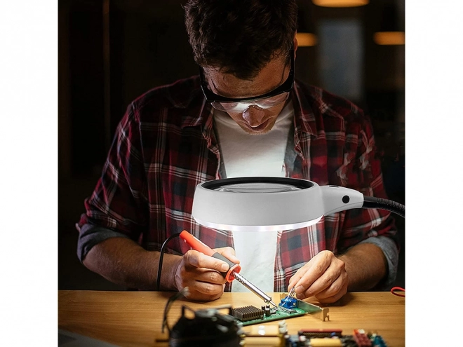 Kozmetička lupa s LED osvjetljenjem