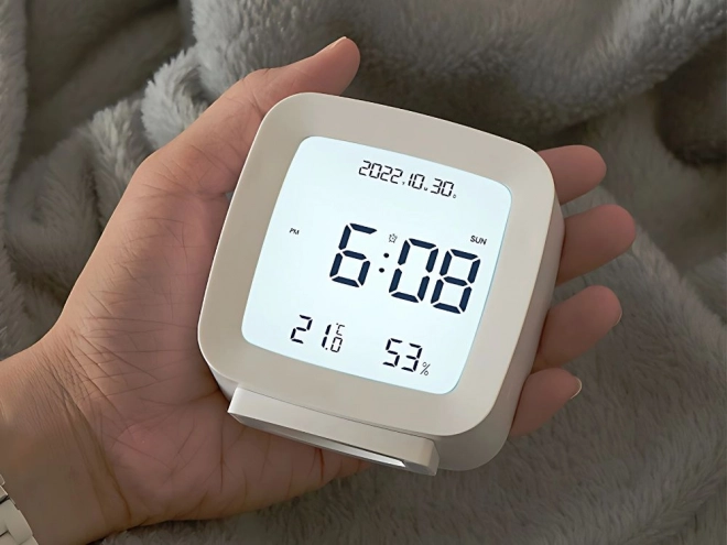 Budilica s funkcijom odgode i mjerenjem temperature i vlažnosti