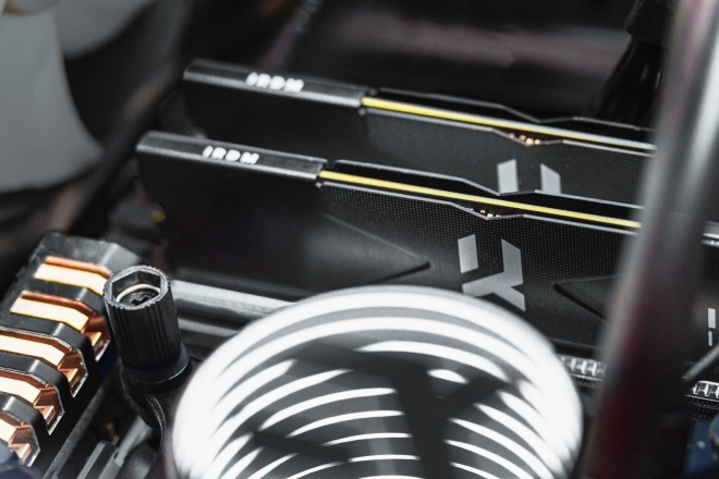 Memorija DDR5 64GB IRDM crna