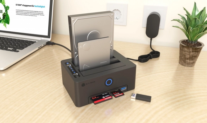 Čitač kartica s dualnom priključnom stanicom za SSD/HDD